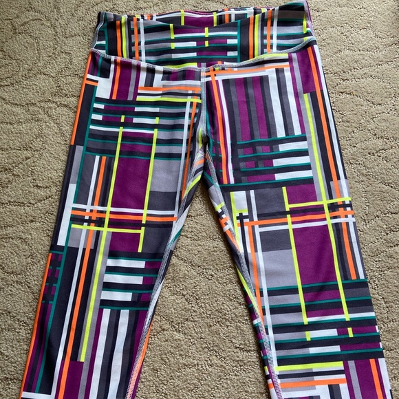 Ladies Fabletics patterned Crops Size Small - Picture 1 of 4